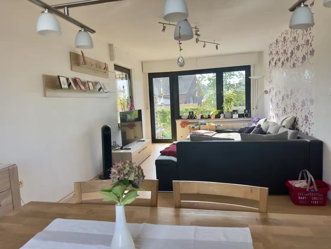 2 Wohnungen (ganzes Haus) mit tollem Grundstück und guter Infrastruktur