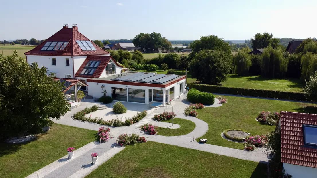 Autarkes 1,1 ha Park-Anwesen mit Wellness-Oase