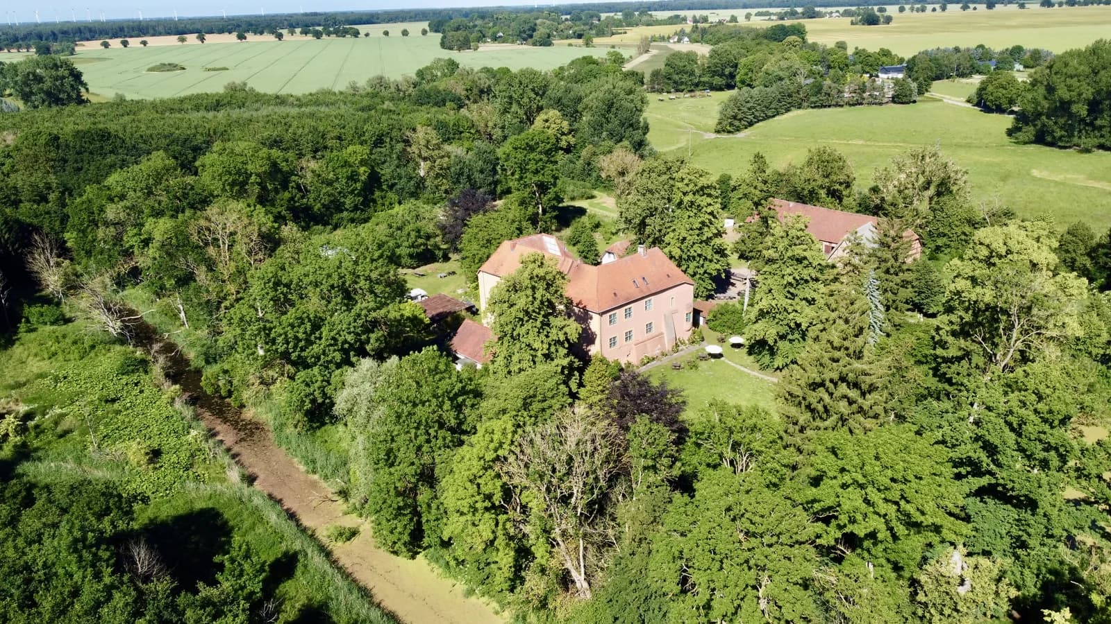 Herrschaftliches Wasserschloss-autarkes Prestigeensemble auf 18 ha Park-Waldareal nahe der Ostsee